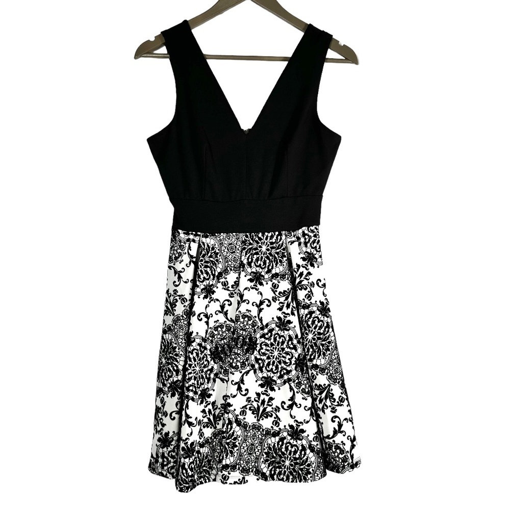 | Haute Monde | Black & White Velvet Pleated Paisley V-Neck Dress - M